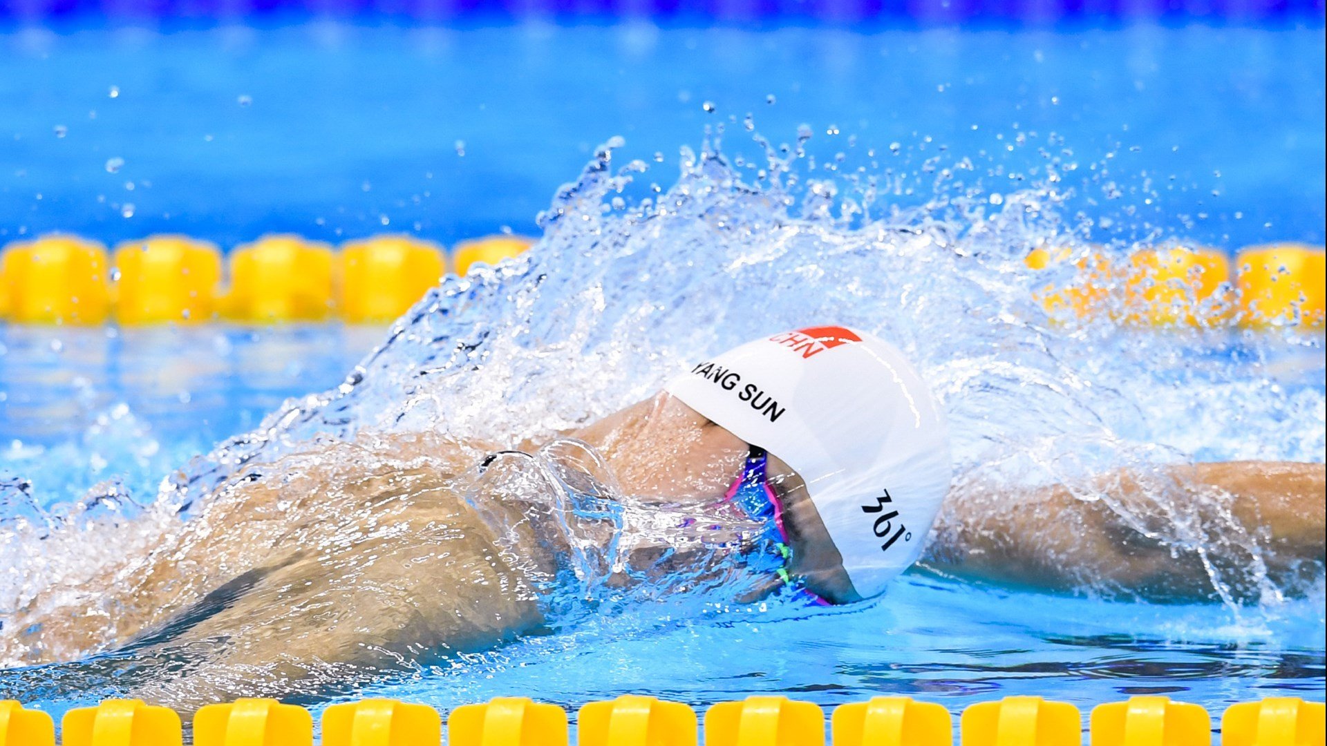 印度投球手太准了，每一球都带威胁，印度球迷